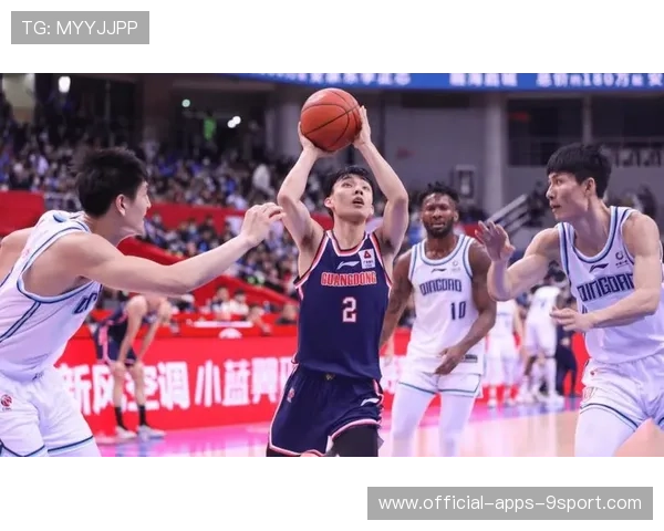 河南队周大地边路接球就突，连续两步把防守甩开