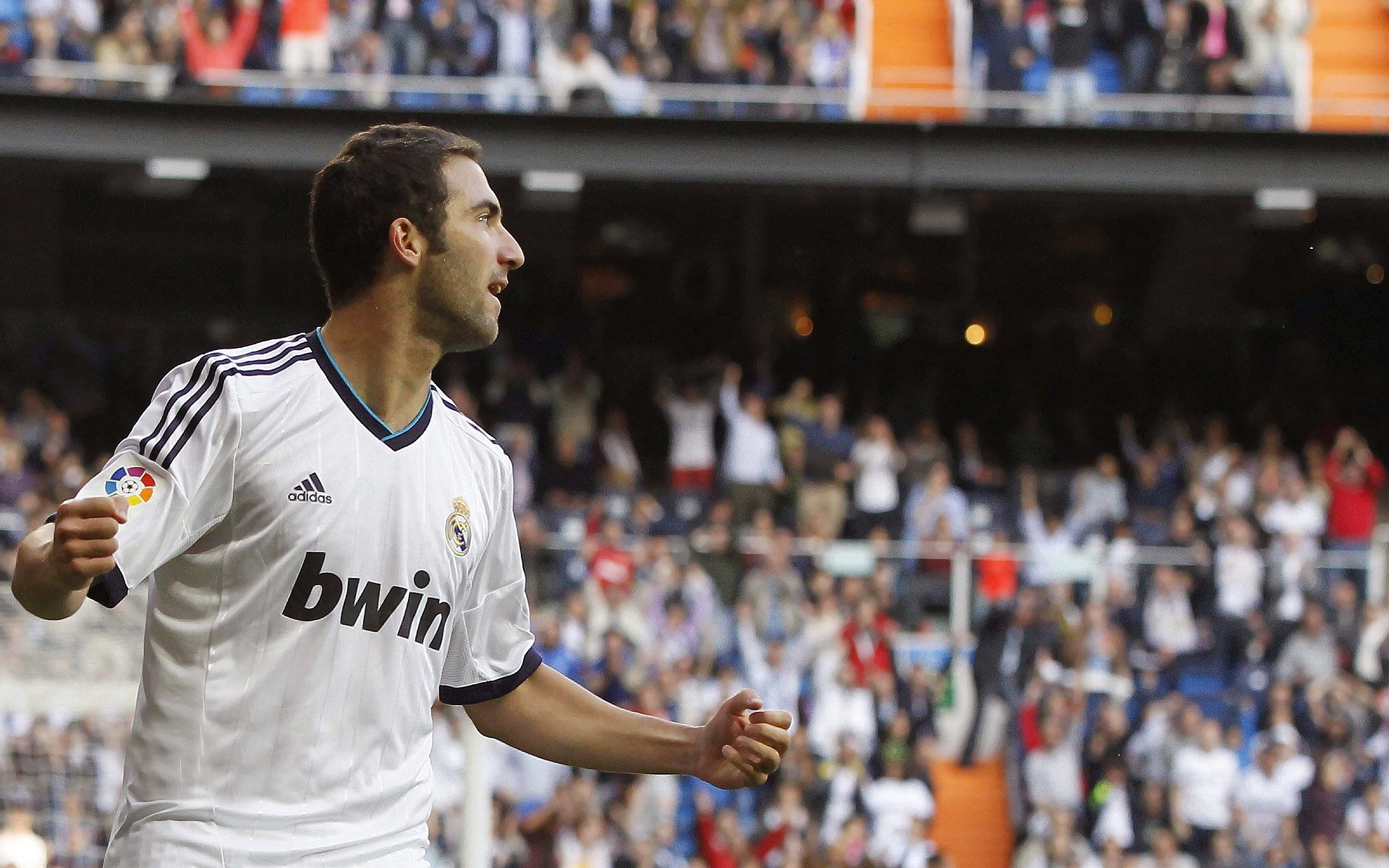 足球财富榜：英超俱乐部占据半壁江山，吸金能力惊人，英超十大足球俱乐部